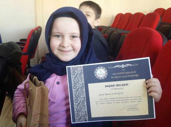 Genç Nida Kız Öğrenciler Kuran-ı Kerimi Güzel Okuma Yarışması